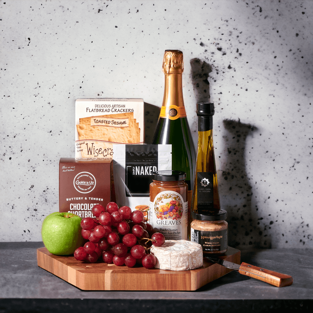 Bottle of Sparkling Wine with Treats – how the gift is presented